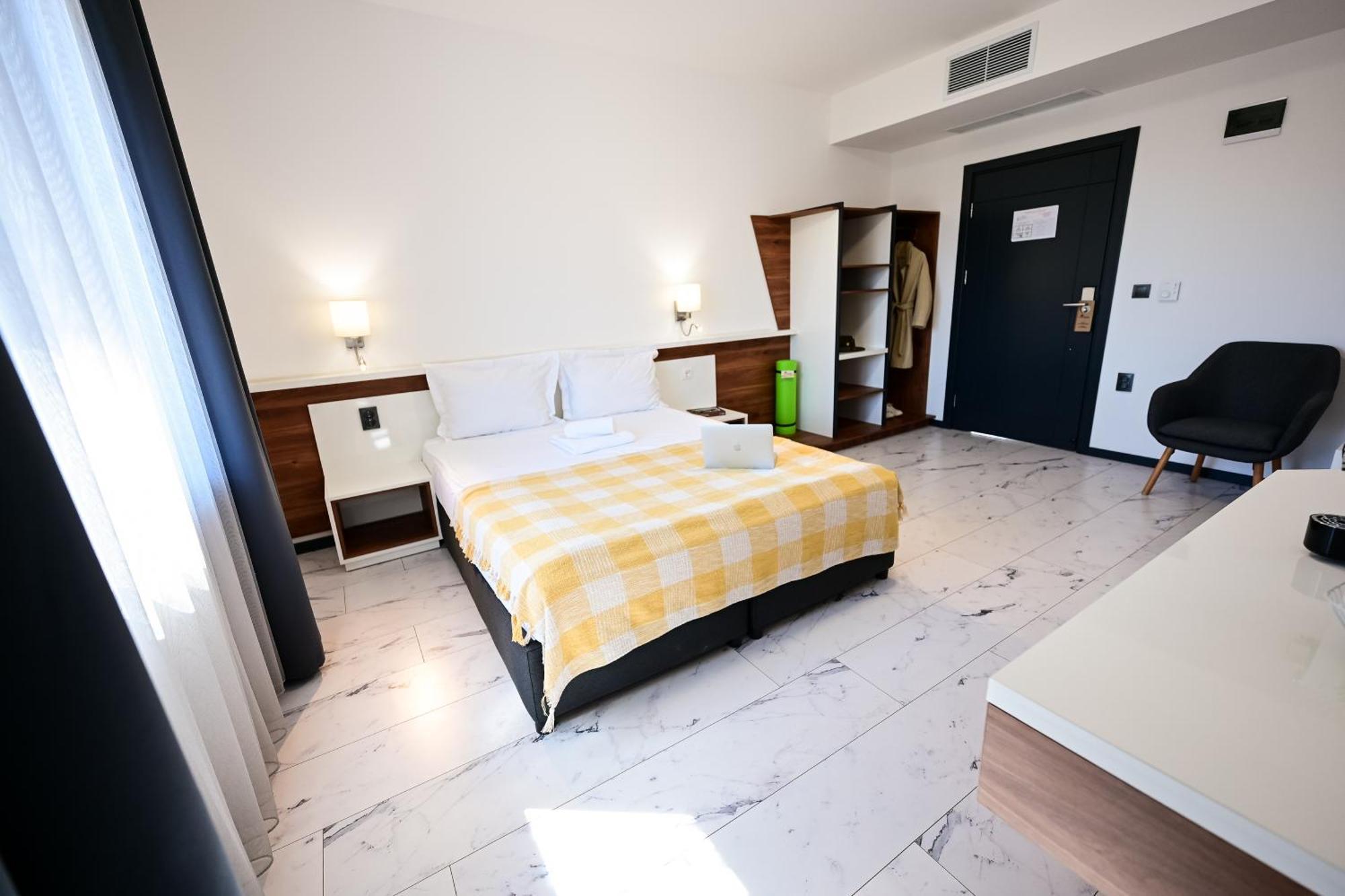 Rubo Hotel Шумен Экстерьер фото